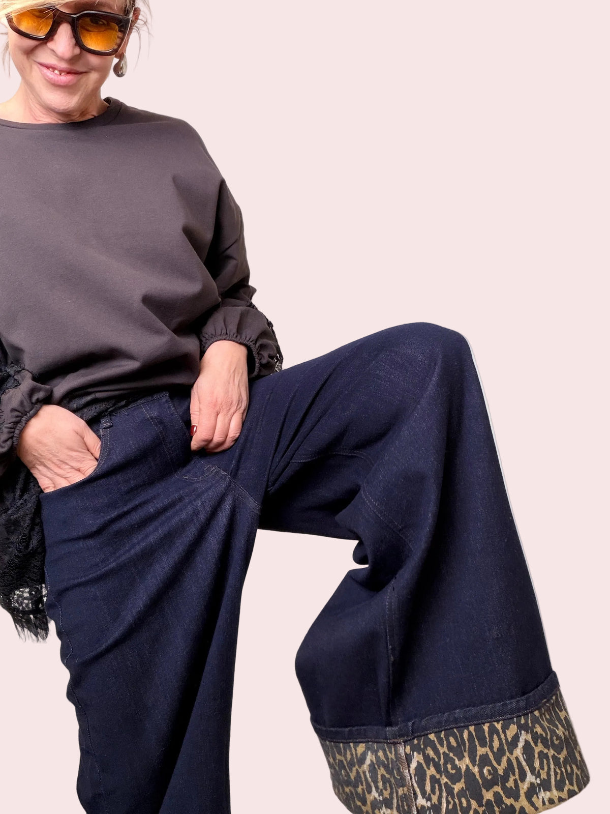 Jeans over a gamba larga con risvolto animalier