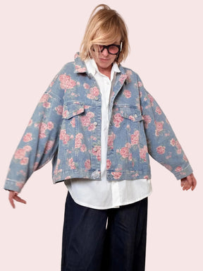 Giacca jeans over con stampa floreale romantica