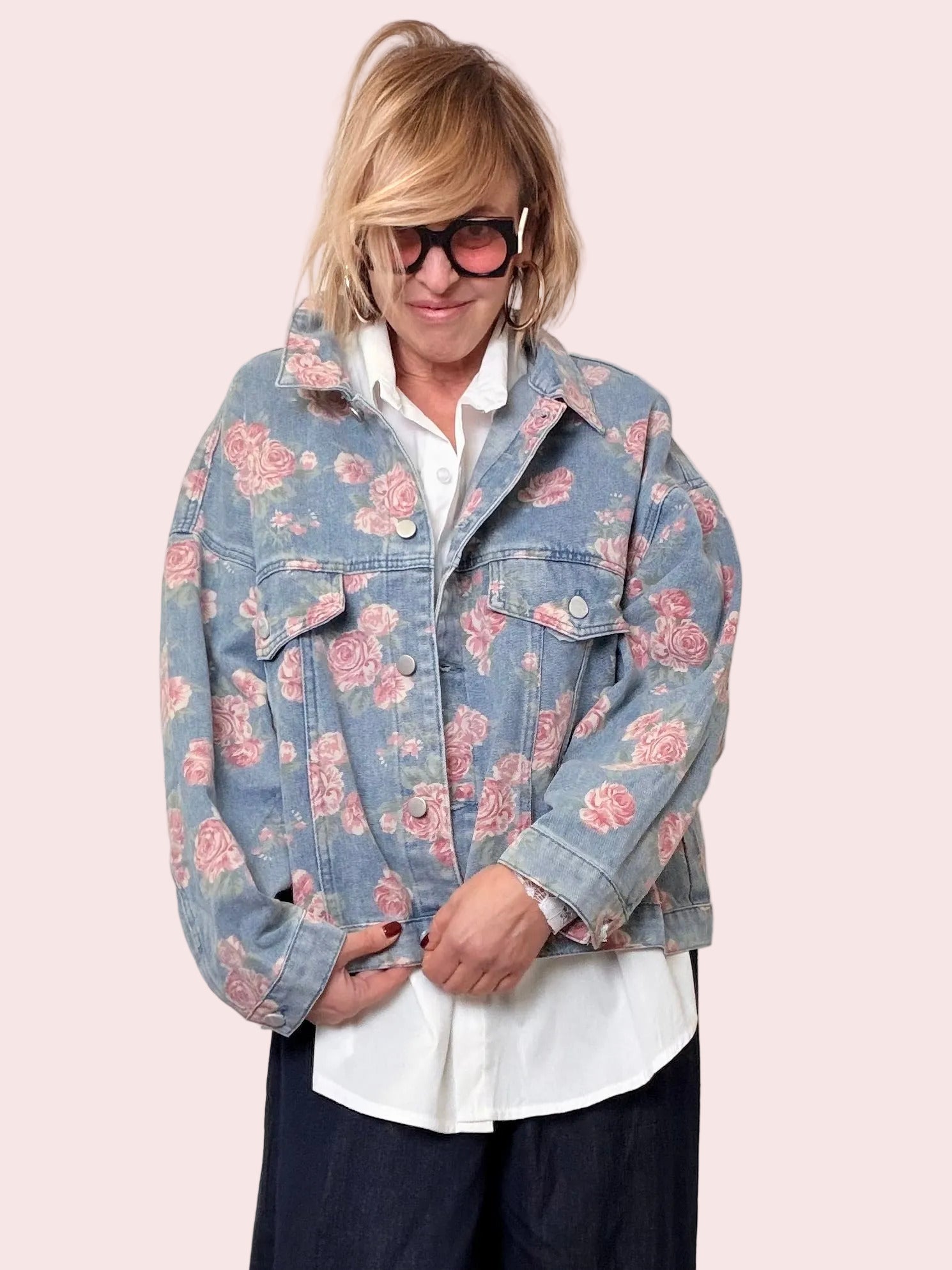 Giacca jeans over con stampa floreale romantica