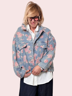 Giacca jeans over con stampa floreale romantica