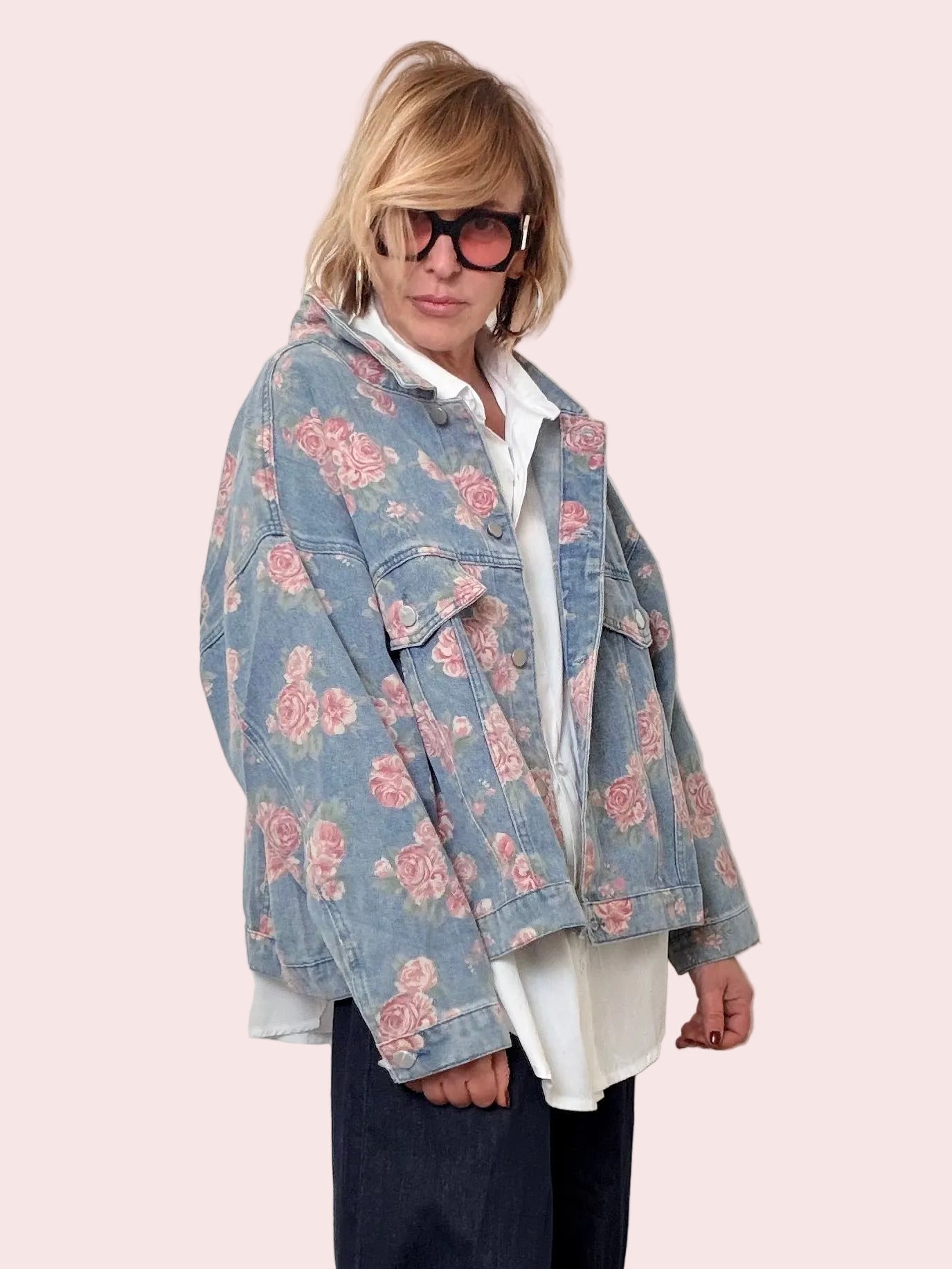 Giacca jeans over con stampa floreale romantica