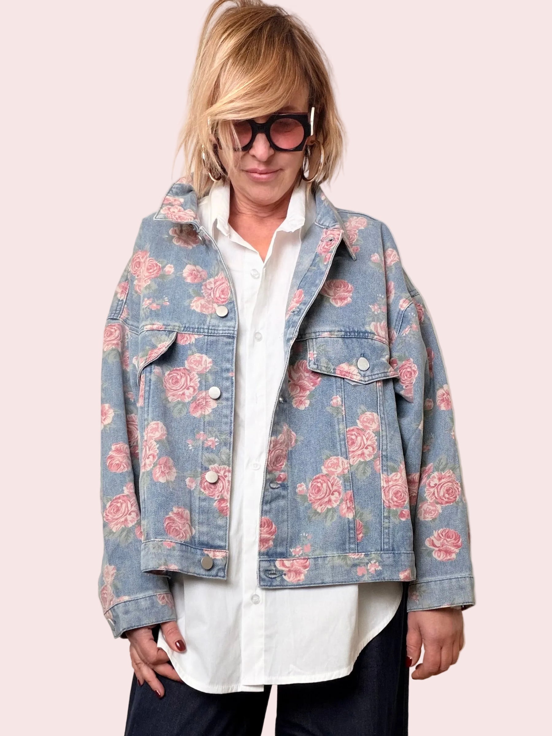 Giacca jeans over con stampa floreale romantica