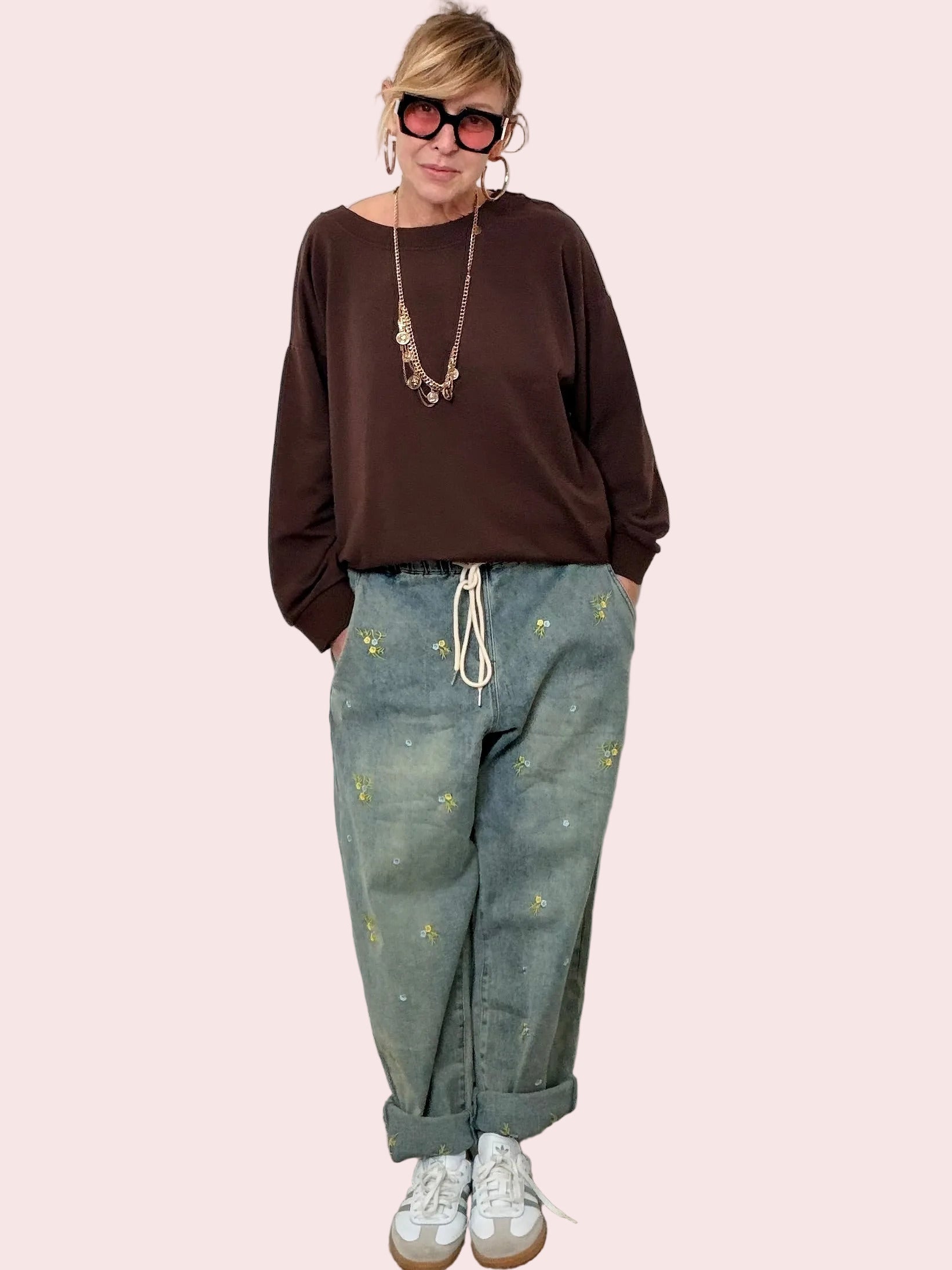 Jeans over con ricami delicati