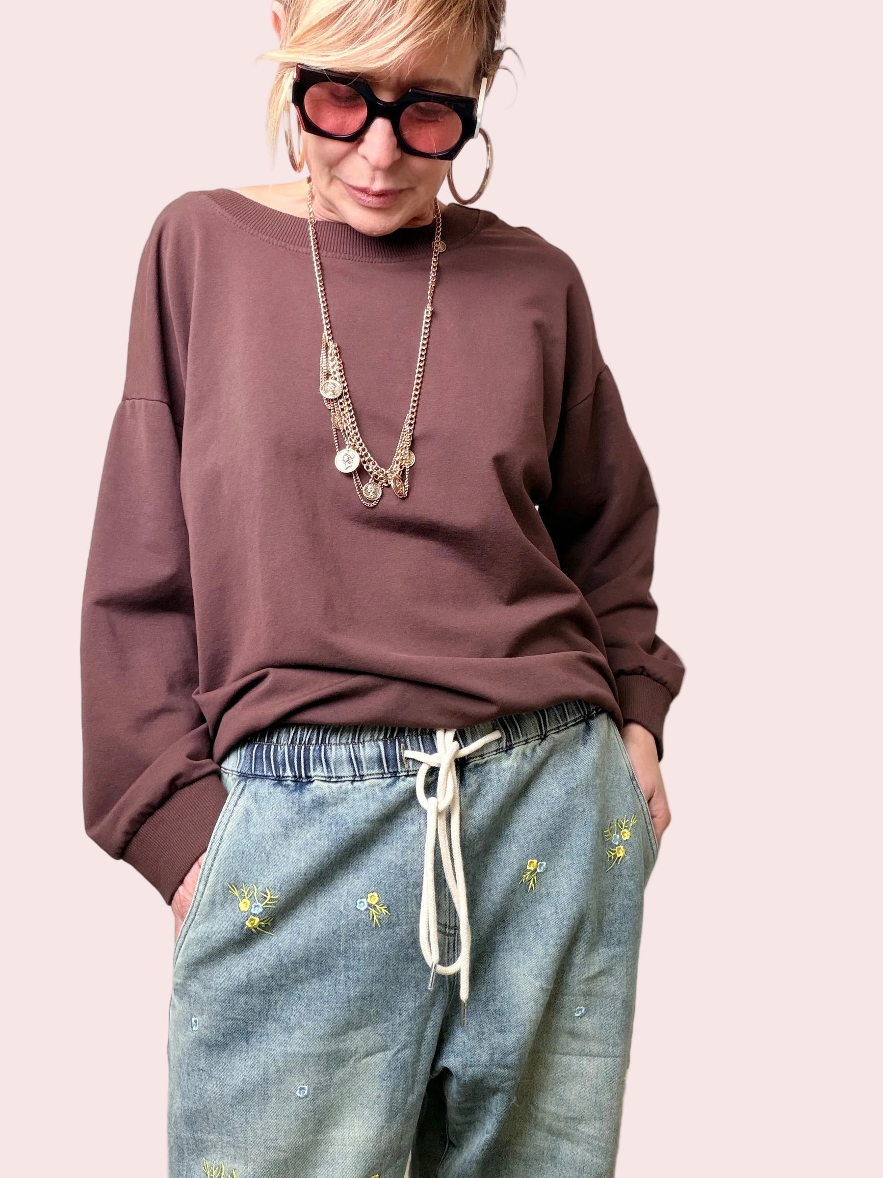 Jeans over con ricami delicati