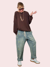 Jeans over con ricami delicati