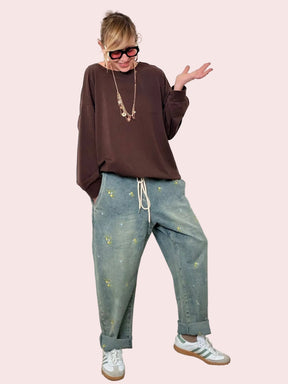 Jeans over con ricami delicati