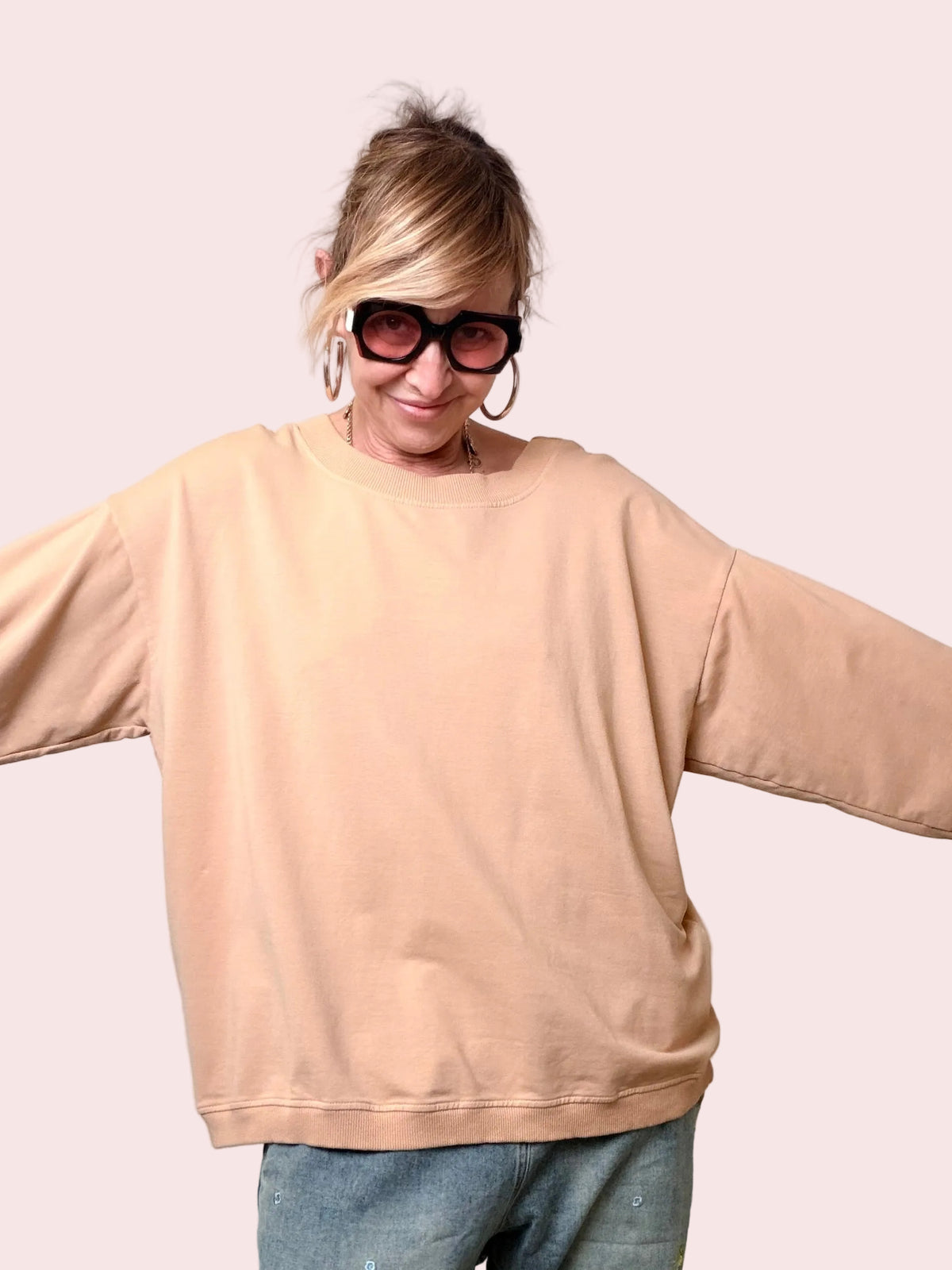 Felpa over con dettaglio sorpresa sul retro