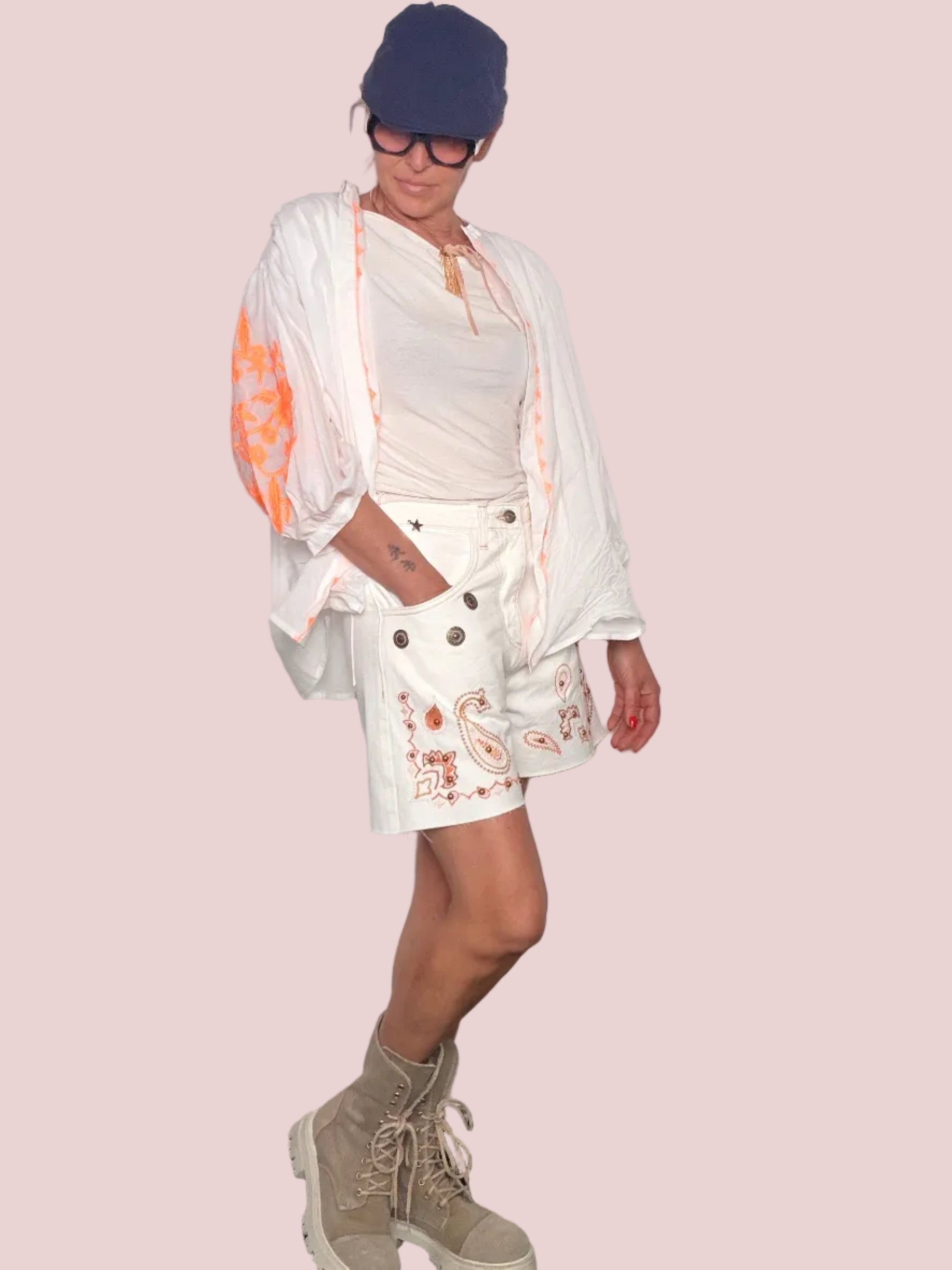 Shorts in Denim con Ricamo Paisley – Bianco/Arancio