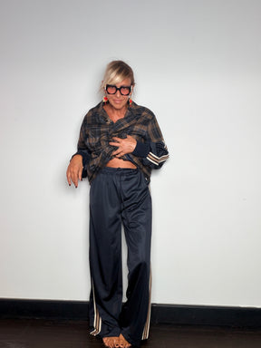 Pantalone acetato con bande laterali
