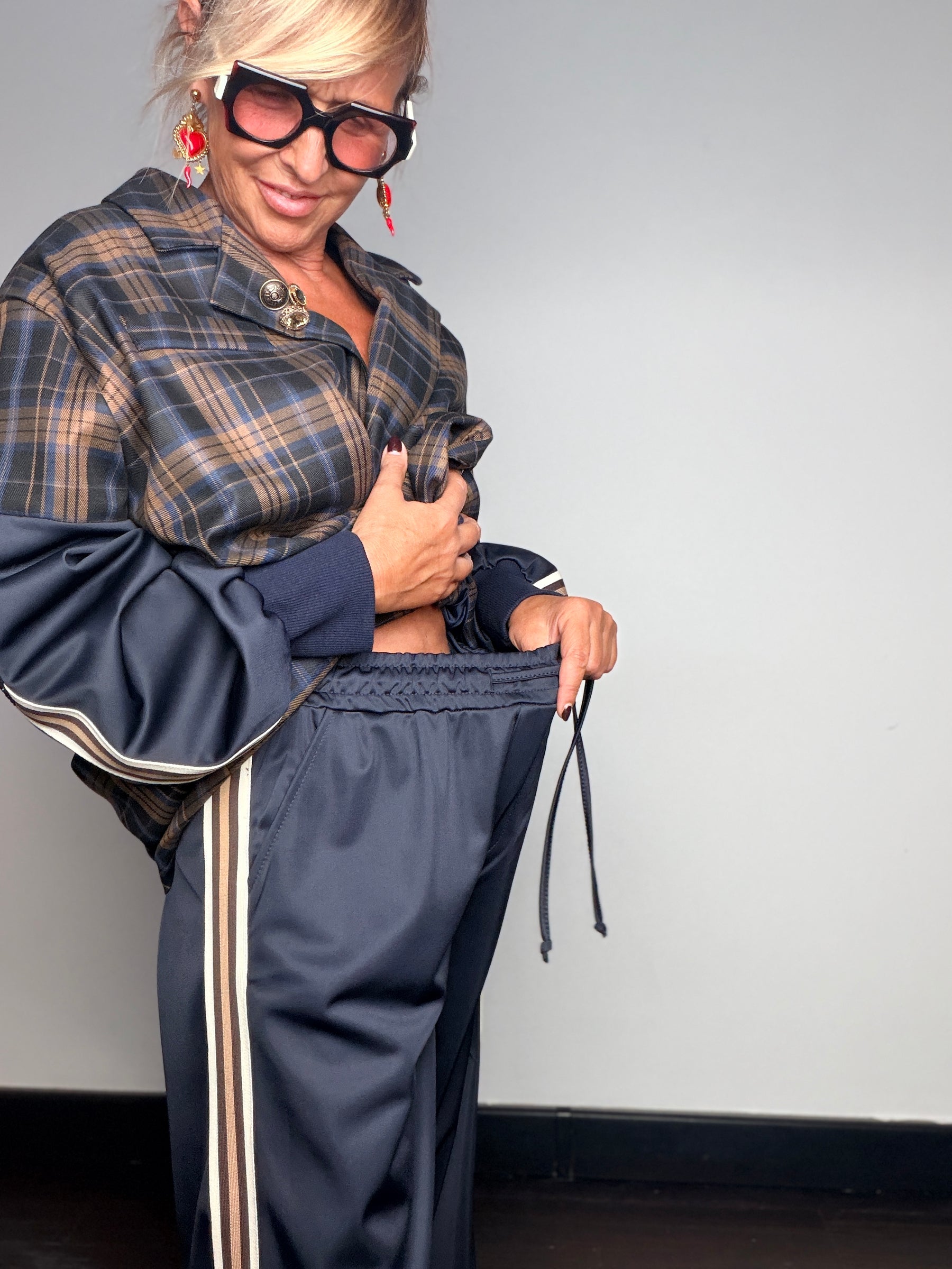 Pantalone acetato con bande laterali