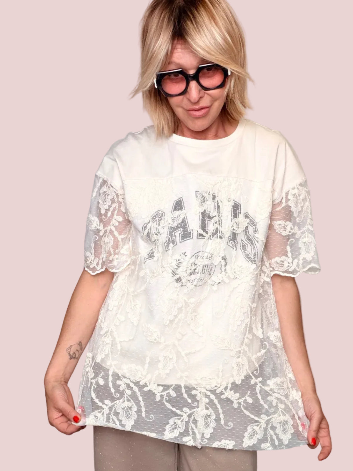 T-Shirt Oversize con Pizzo Floreale e Grafica "Paris League"
