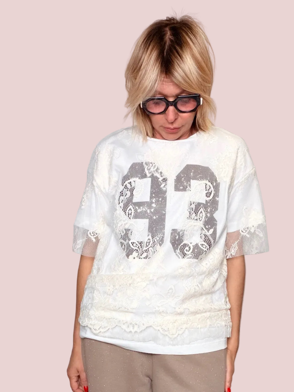 T-Shirt Oversize con Pizzo Floreale e Grafica "93"