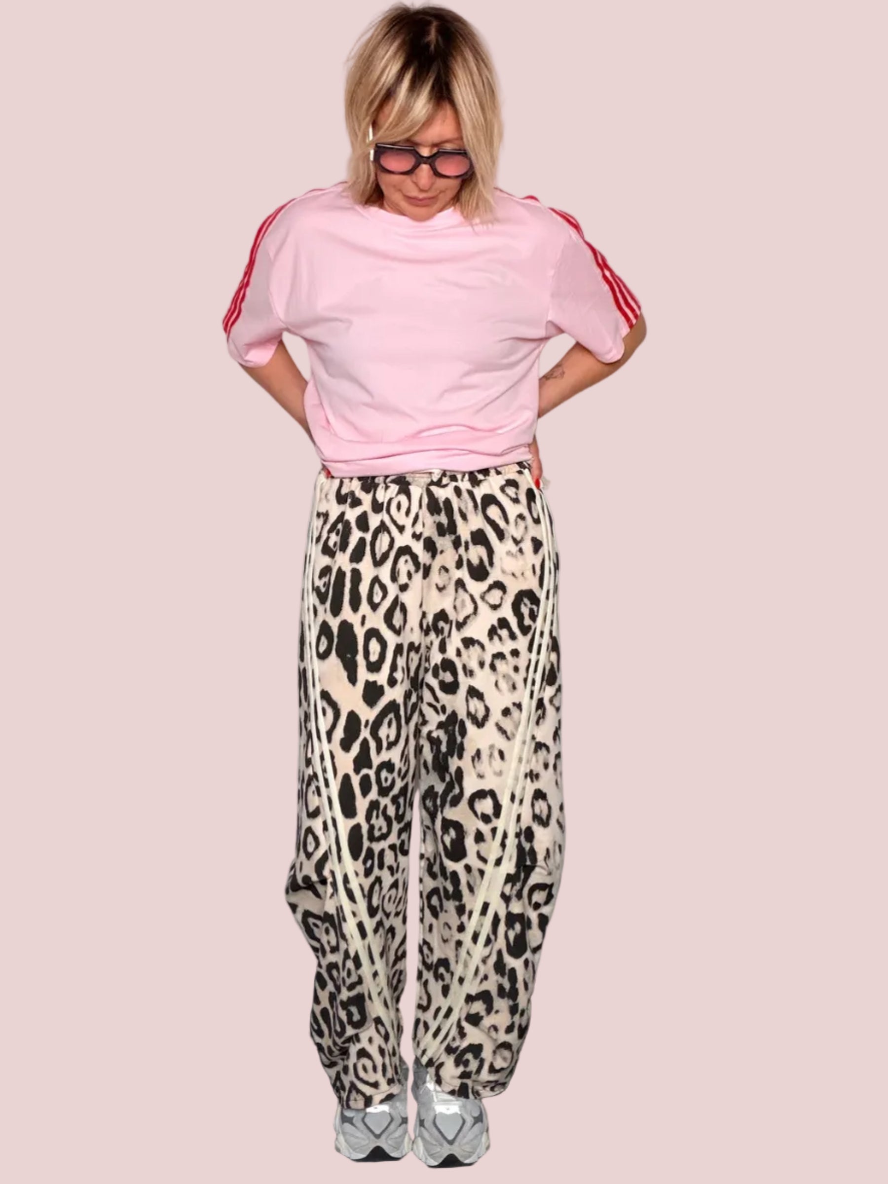 Pantalone Wide Leg Leopardato con Bande Laterali — Vita Elastica con Coulisse