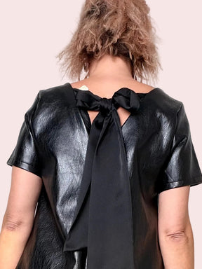 Abito effetto pelle con fiocco sul retro