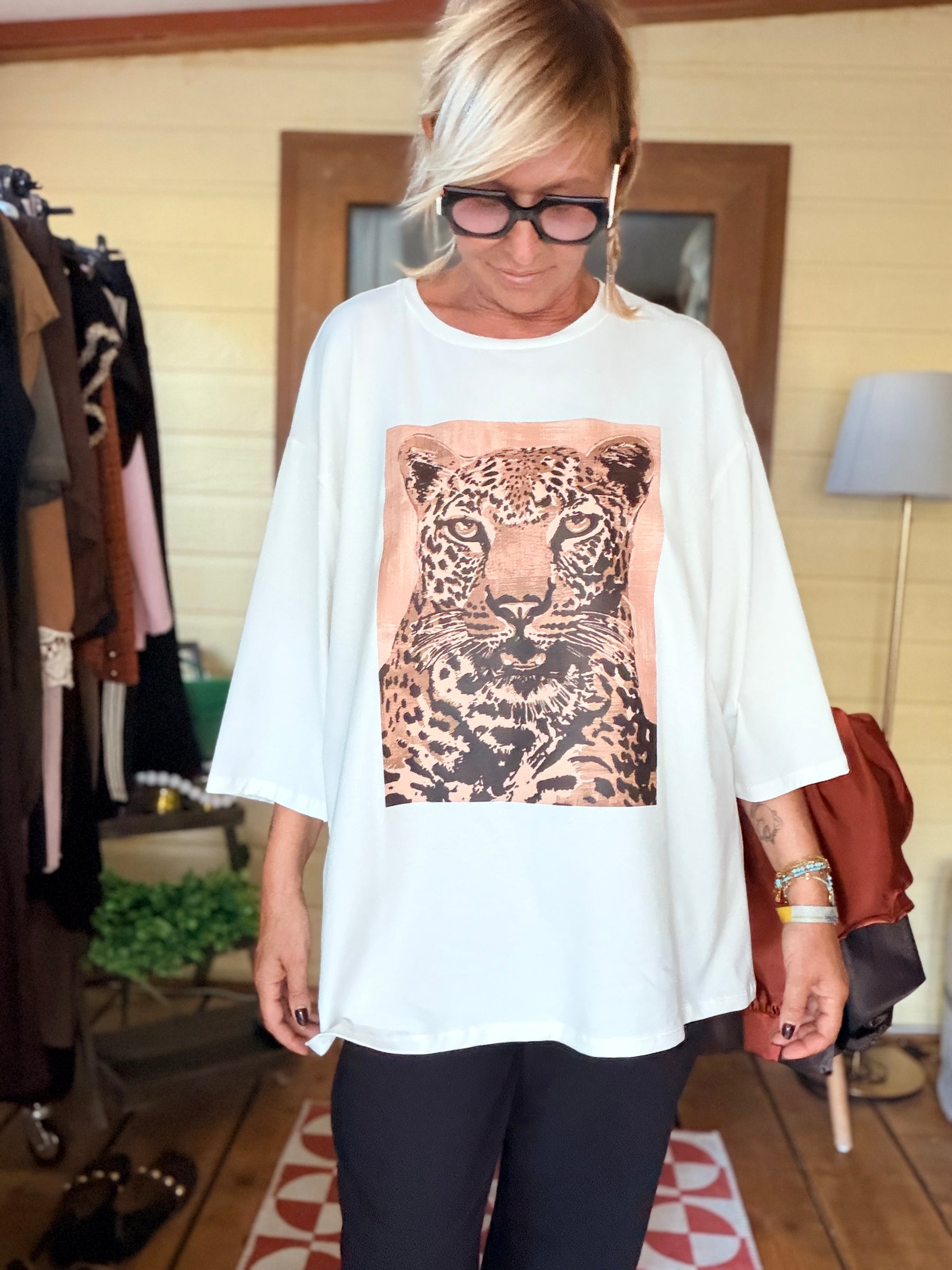 Maxi T-Shirt Over Leopard