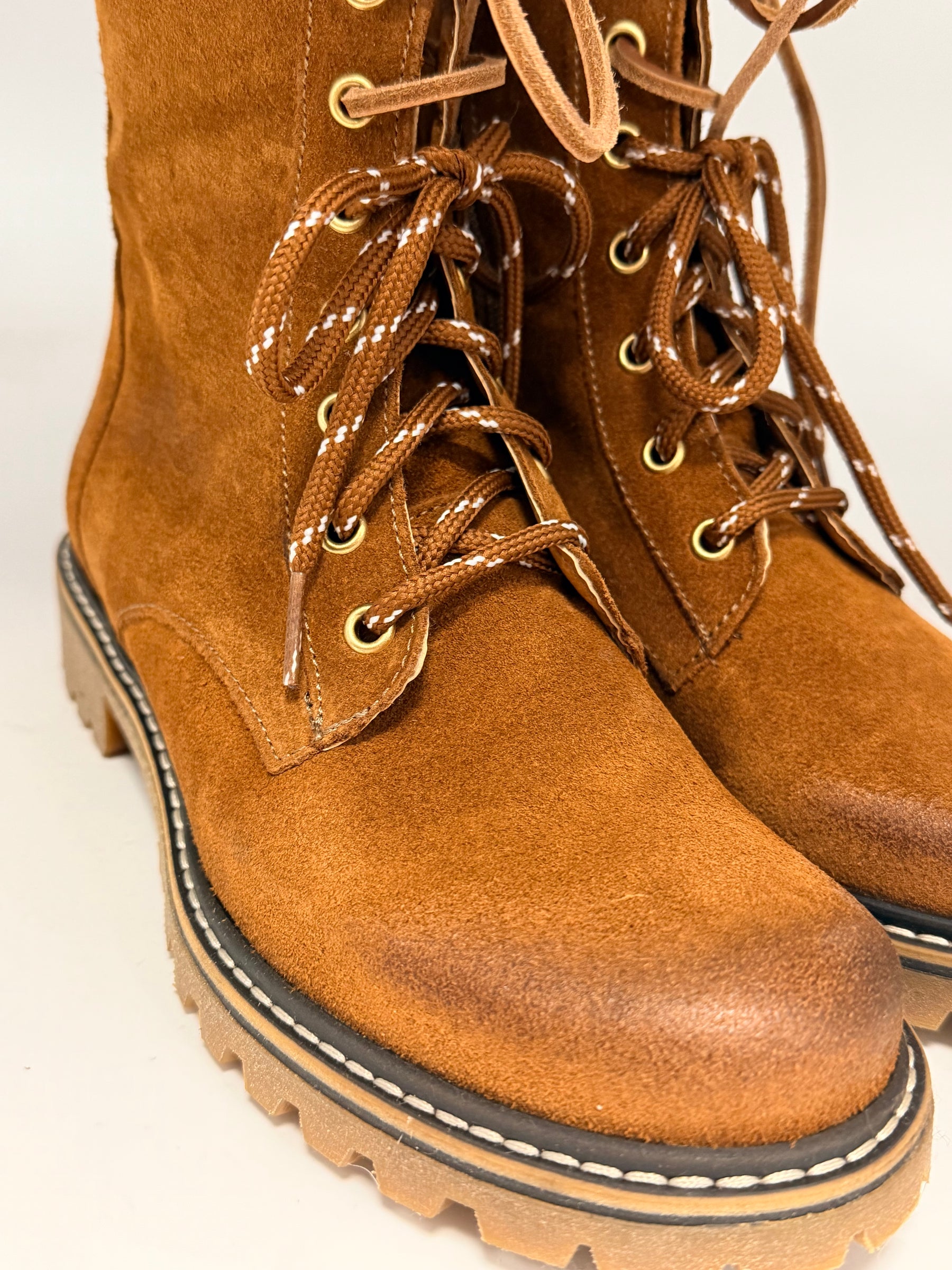 Anfibio scamosciato con cerniera – carattere strong, anima comfy