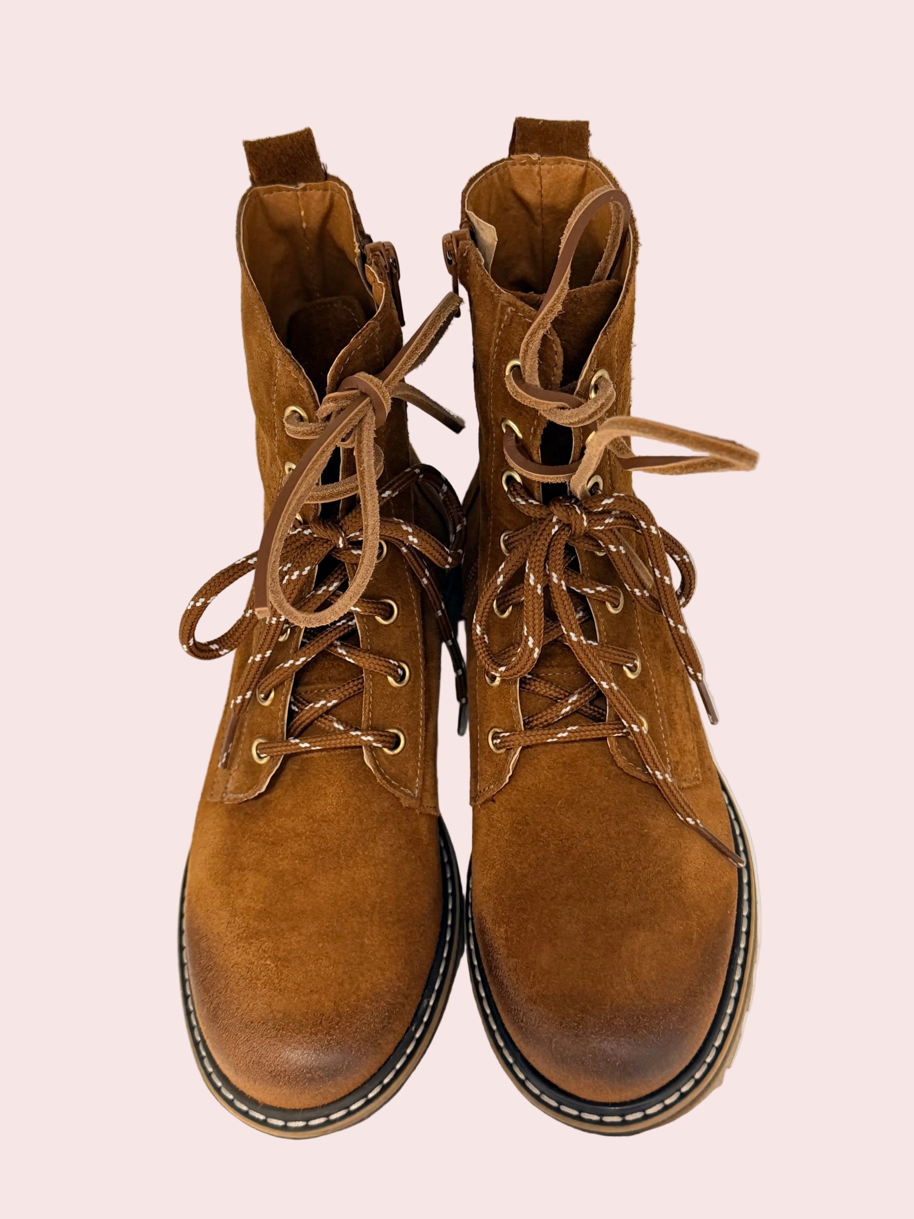 Anfibio scamosciato con cerniera – carattere strong, anima comfy