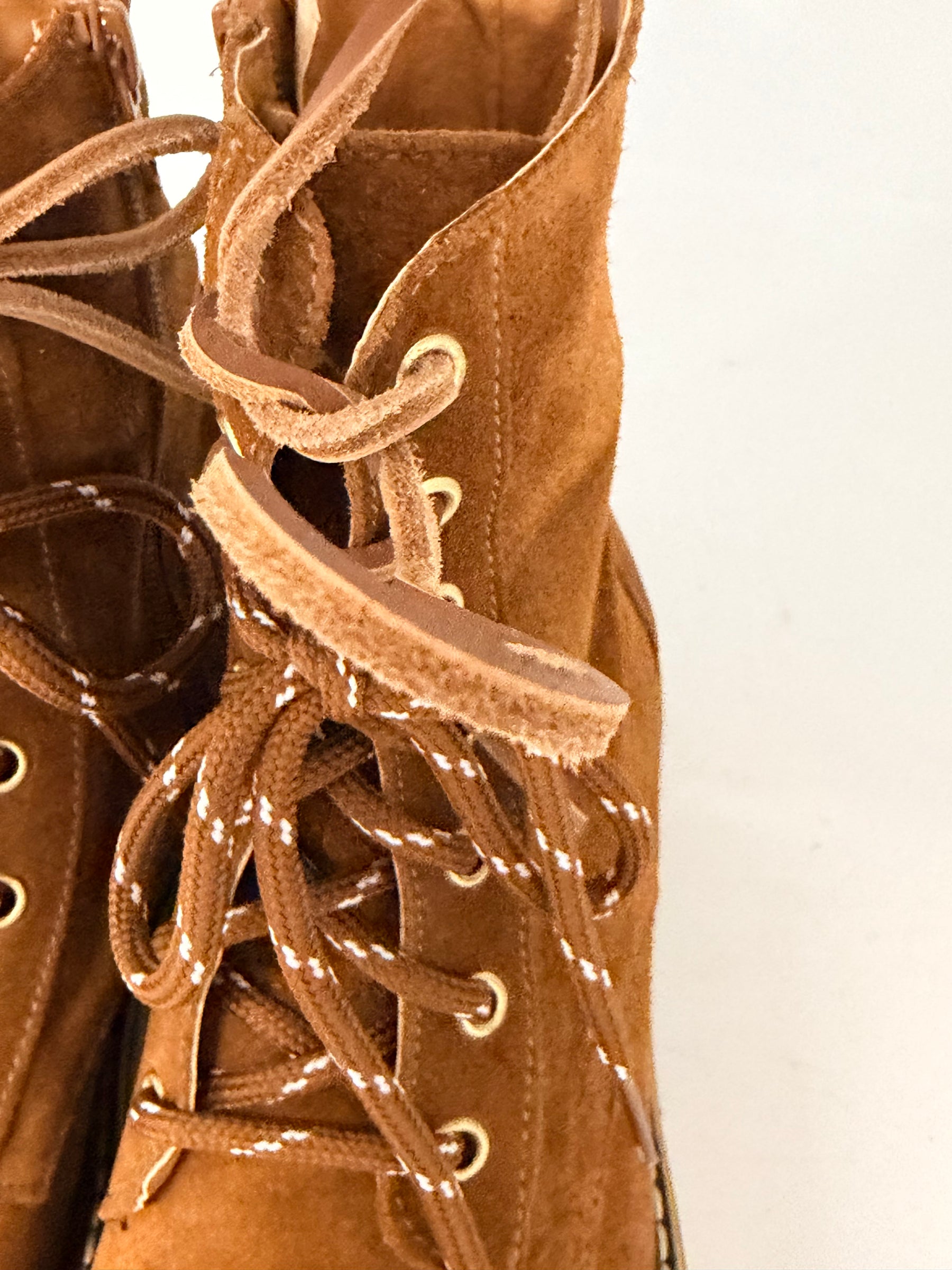 Anfibio scamosciato con cerniera – carattere strong, anima comfy