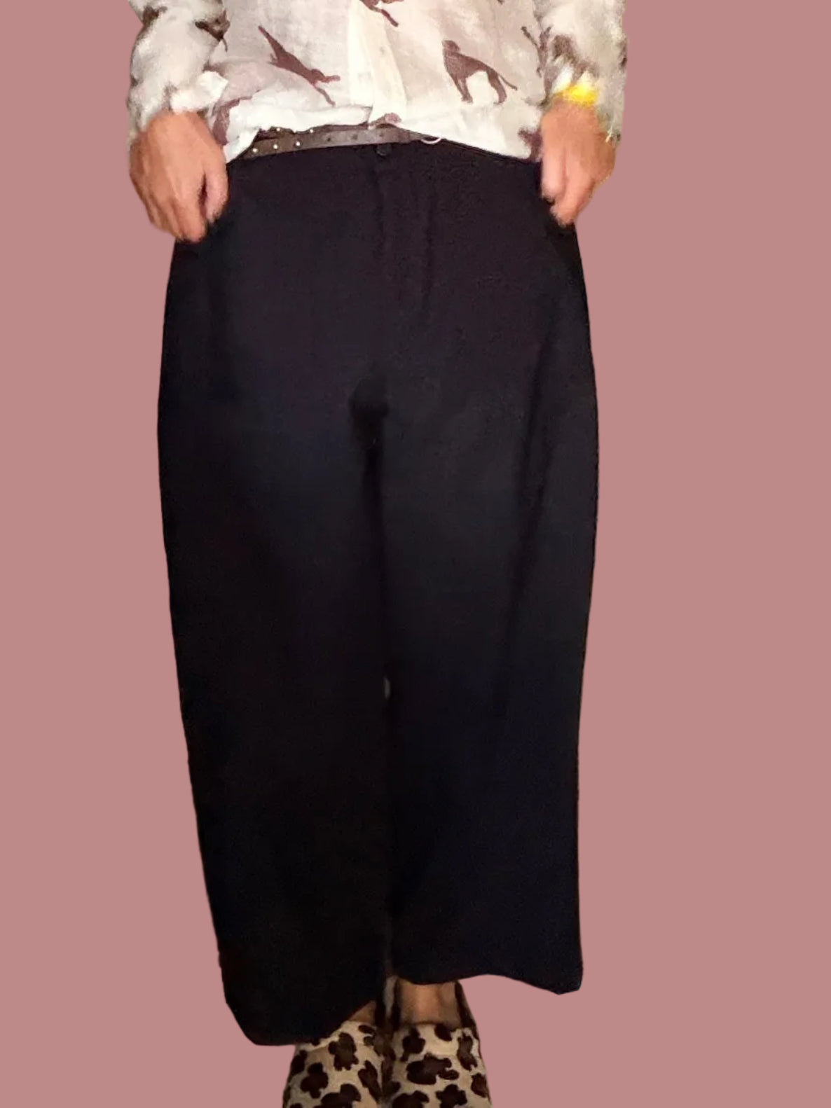 Pantalone ampio con tasche piatte davanti