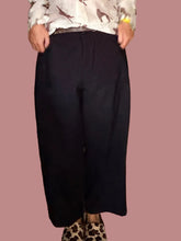Pantalone ampio con tasche piatte davanti