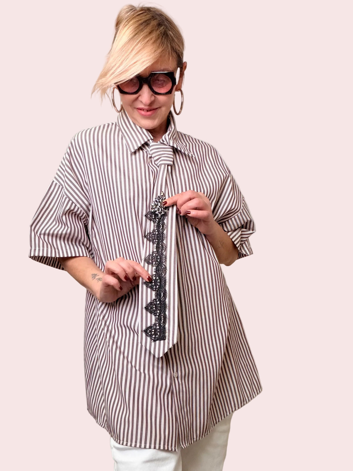 Camicia over con cravatta – chic ironico