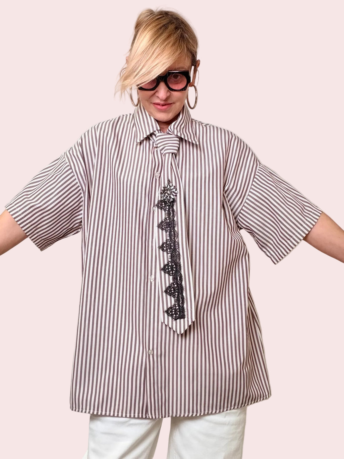 Camicia over con cravatta – chic ironico