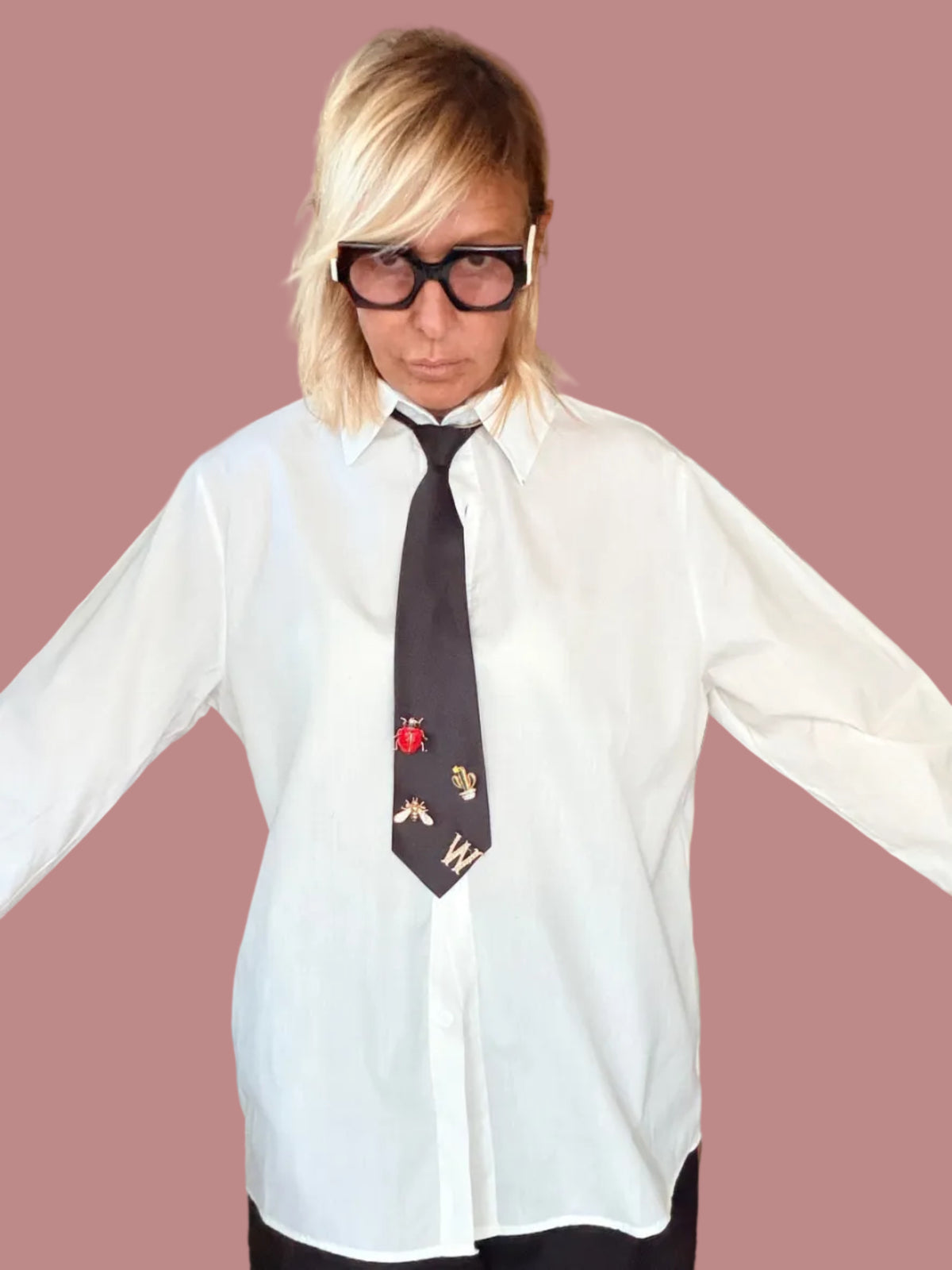 Camicia over i con cravatta e spille removibili