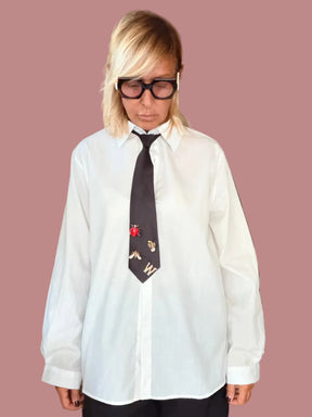 Camicia over i con cravatta e spille removibili