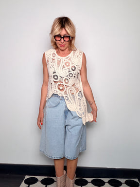 Top Gilet in Crochet – Lavorazione Traforata Asimmetrica