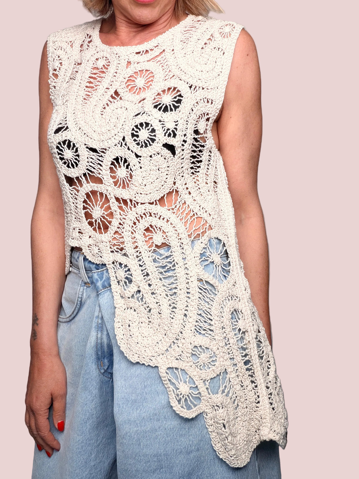Top Gilet in Crochet – Lavorazione Traforata Asimmetrica