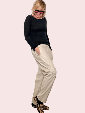 Pantalone in Ecopelle Morbida Chic  Descrizione: