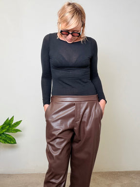 Pantalone in Ecopelle Morbida Chic  Descrizione: