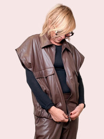 Gilet bomber in ecopelle  Utility Chic dal Carattere Deciso