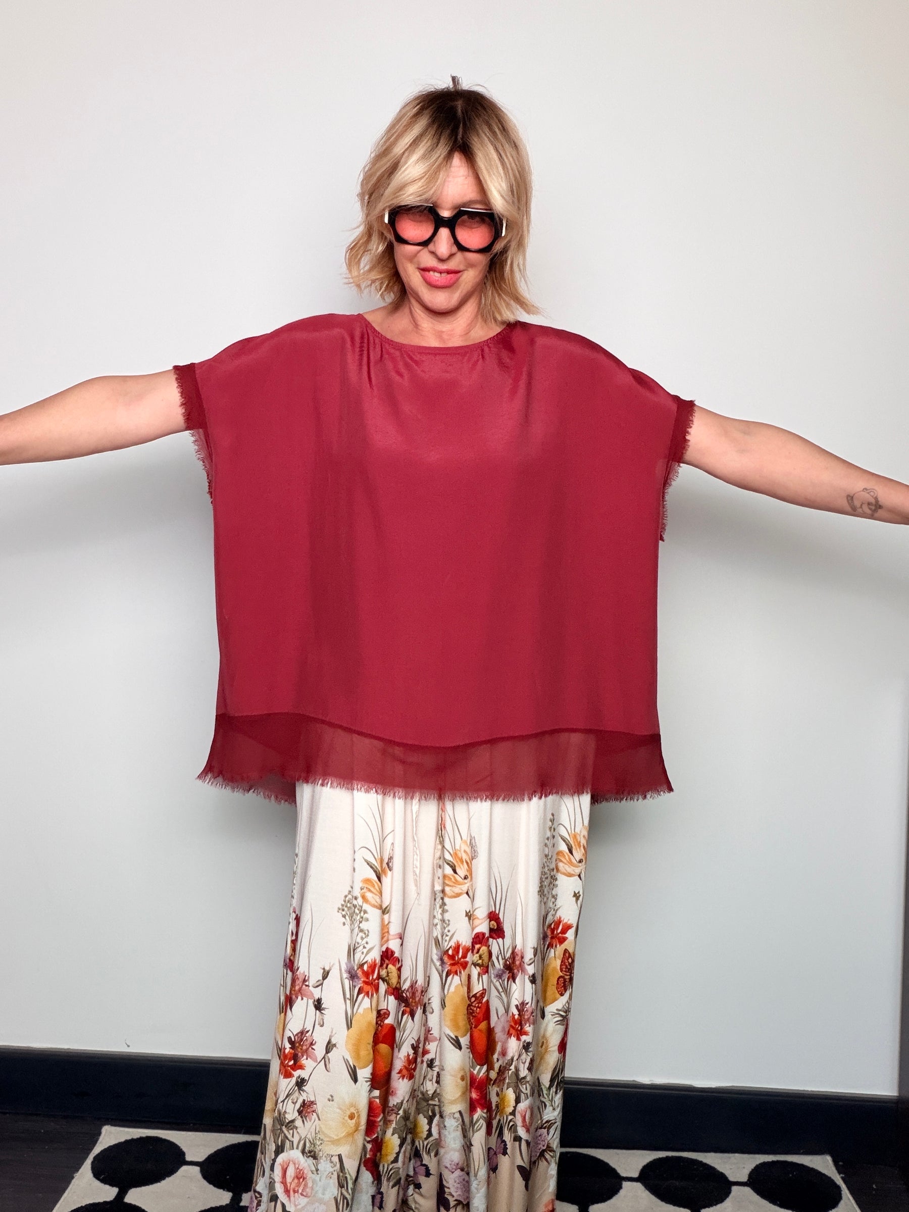 Camicia in Chiffon Doppio Strato – Bottoni sul Retro e Orlo Sfrangiato
