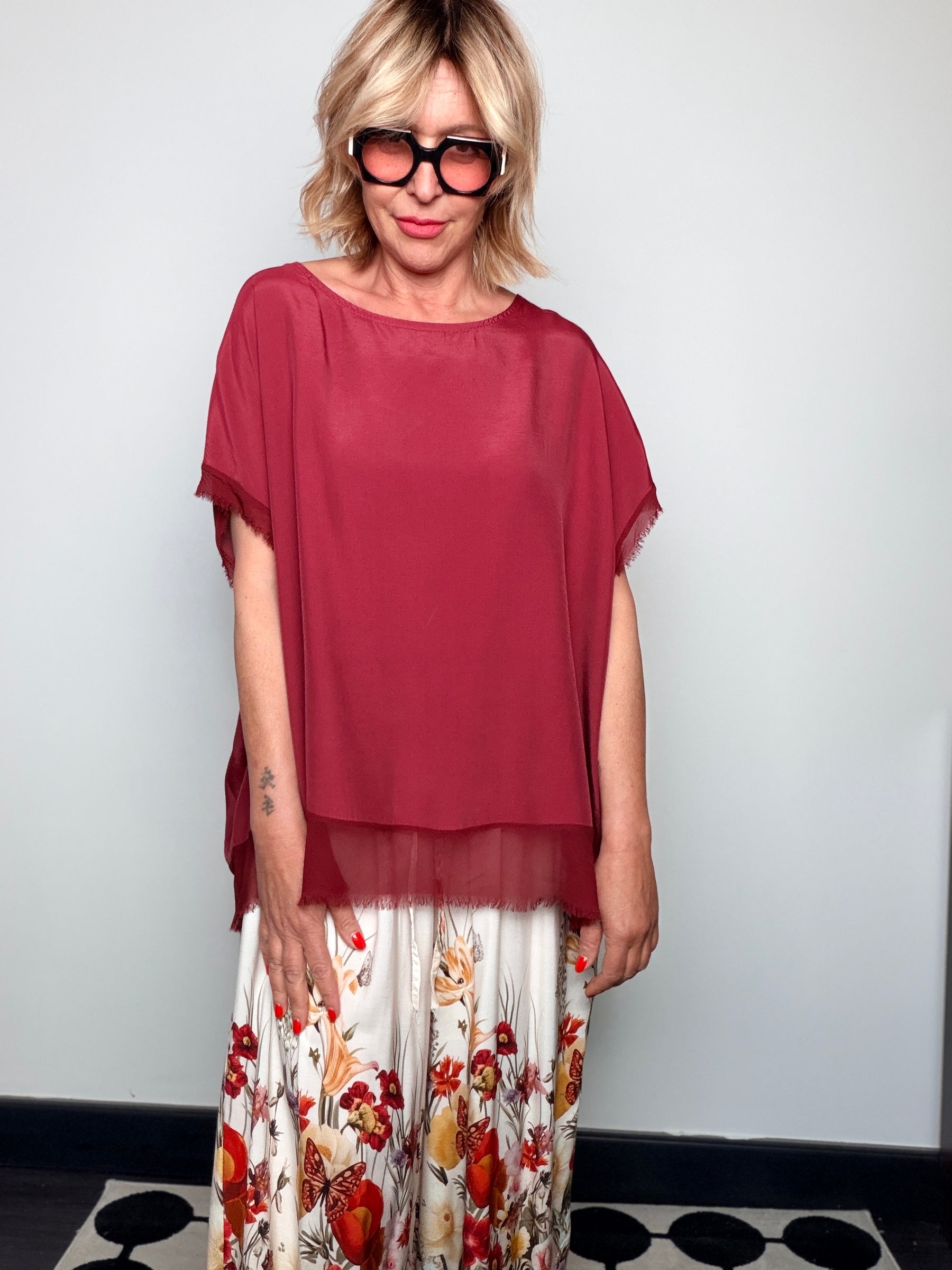 Camicia in Chiffon Doppio Strato – Bottoni sul Retro e Orlo Sfrangiato