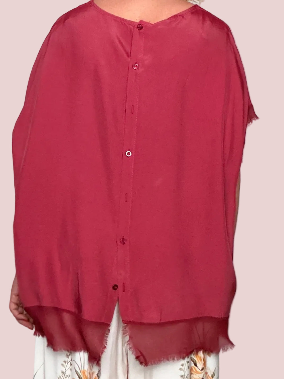 Camicia in Chiffon Doppio Strato – Bottoni sul Retro e Orlo Sfrangiato