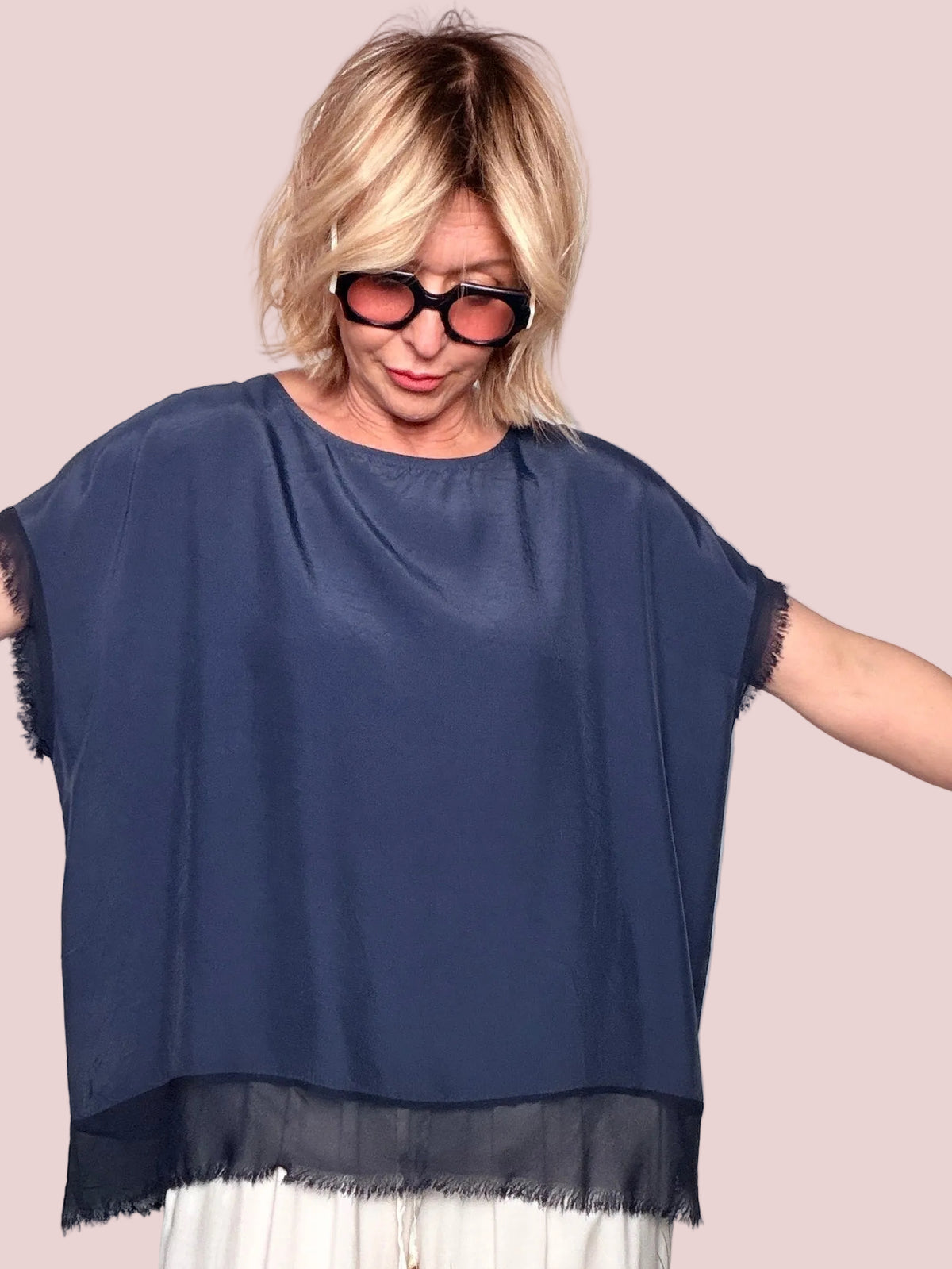 Camicia in Chiffon Doppio Strato – Bottoni sul Retro e Orlo Sfrangiato