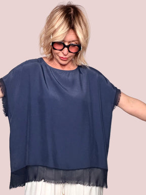 Camicia in Chiffon Doppio Strato – Bottoni sul Retro e Orlo Sfrangiato