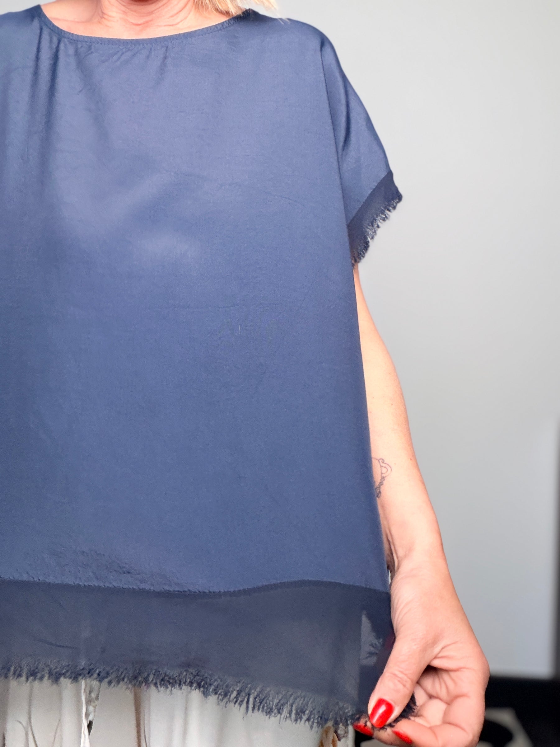 Camicia in Chiffon Doppio Strato – Bottoni sul Retro e Orlo Sfrangiato