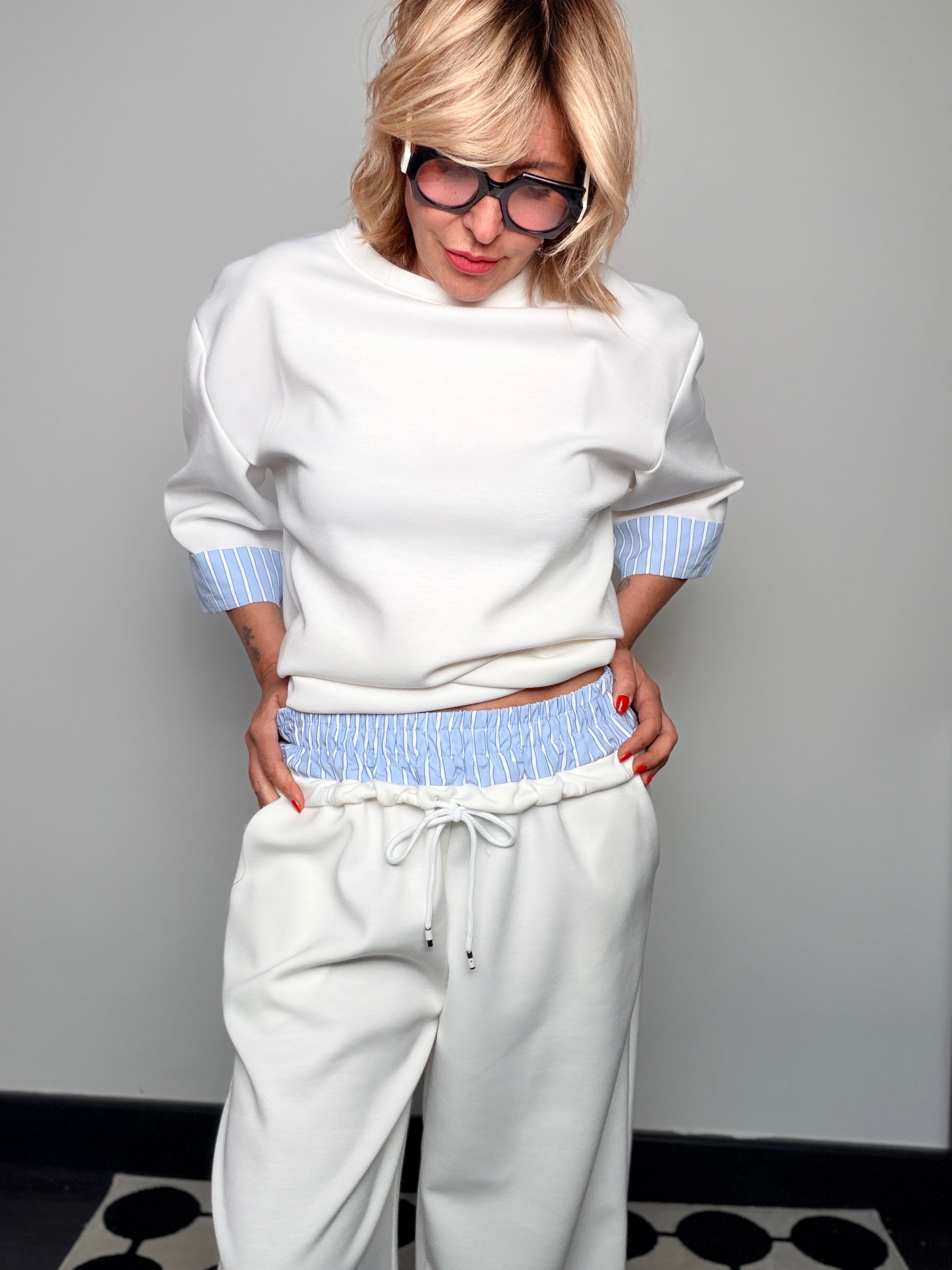 Completo Felpa + Pantalone Wide Leg Beige con Dettaglio Camicia a Righe