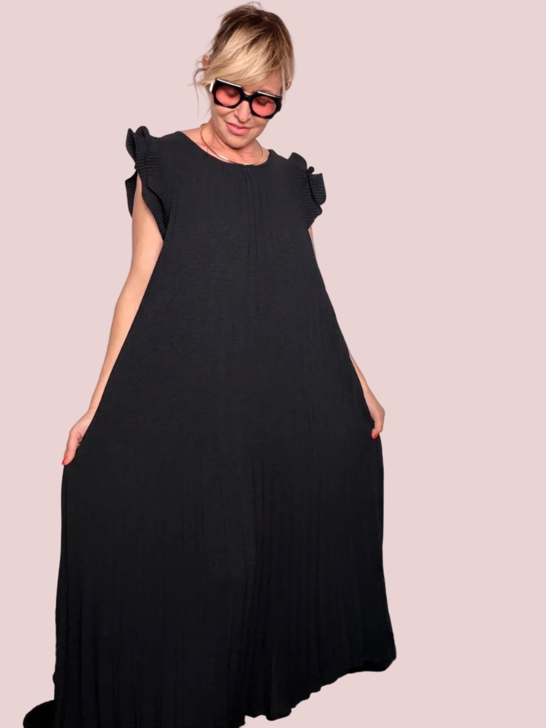 Abito Maxi Plissé – Maniche a Farfalla e Silhouette a Trapezio