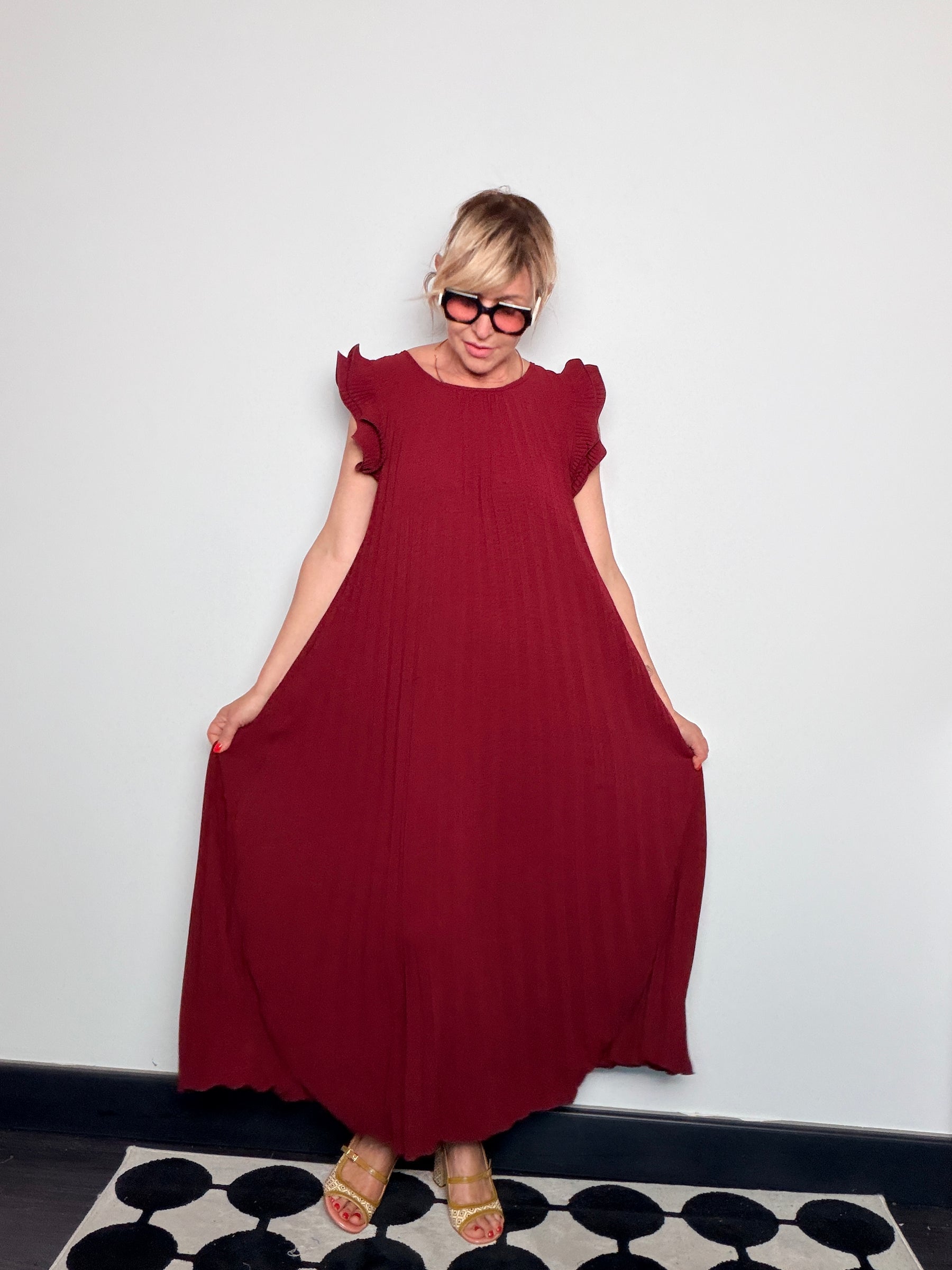 Abito Maxi Plissé – Maniche a Farfalla e Silhouette a Trapezio