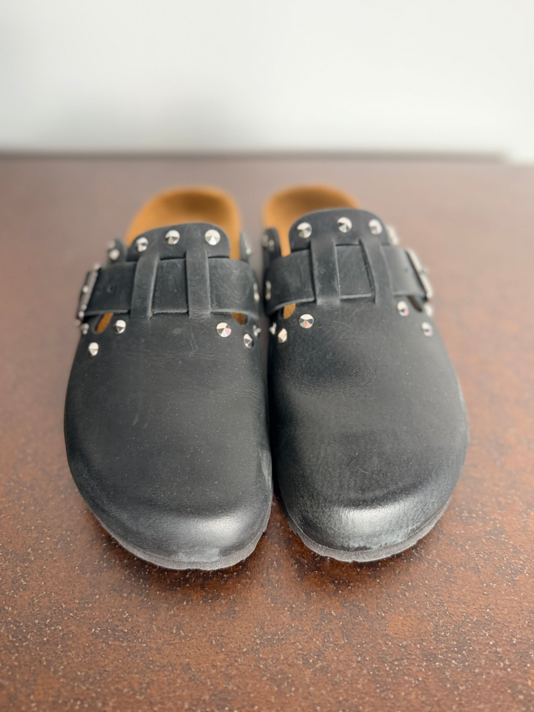 Sabot Clog in Pelle – Borchie Argento e Fibbia