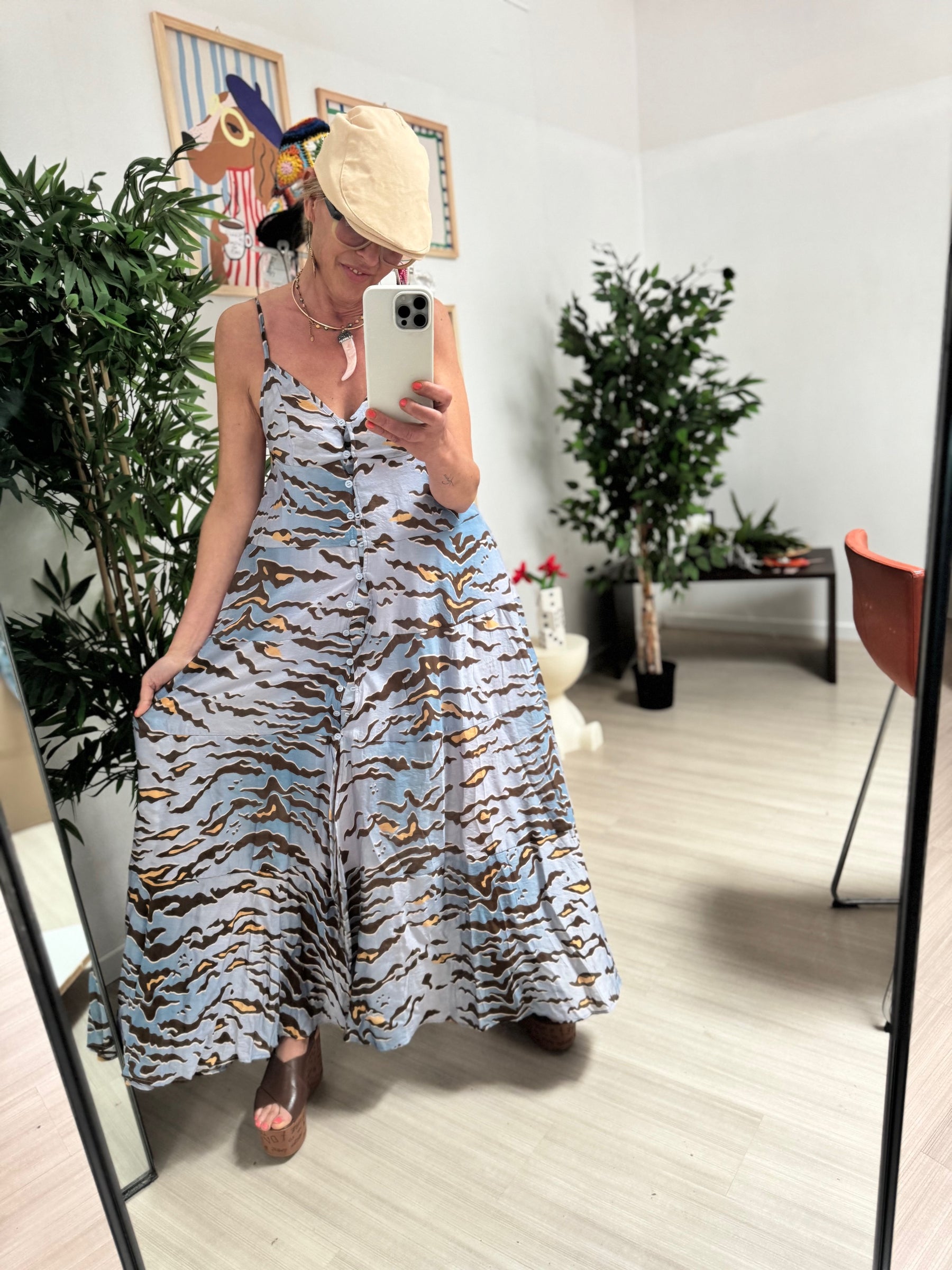 Abito "Wild Sunset" – Maxi dress con stampa animalier astratta CELESTE