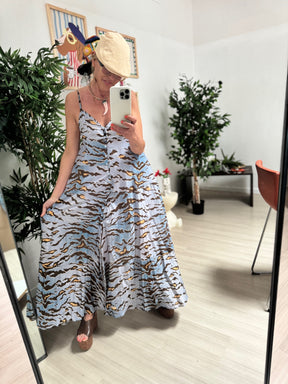 Abito "Wild Sunset" – Maxi dress con stampa animalier astratta CELESTE