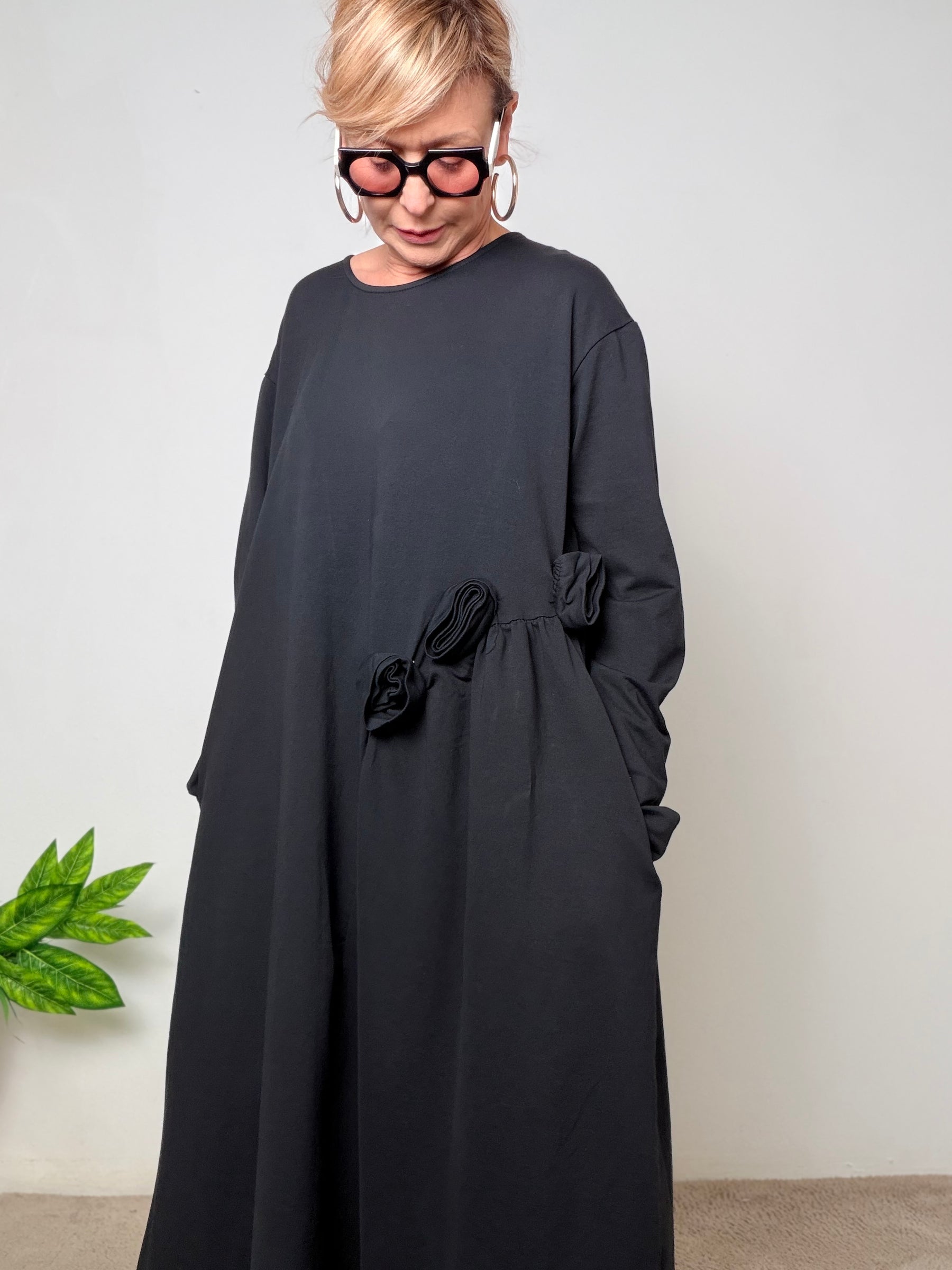 Abito lungo morbido con dettaglio laterale