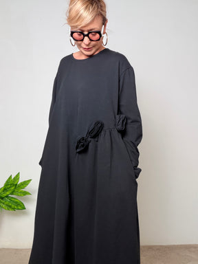 Abito lungo morbido con dettaglio laterale