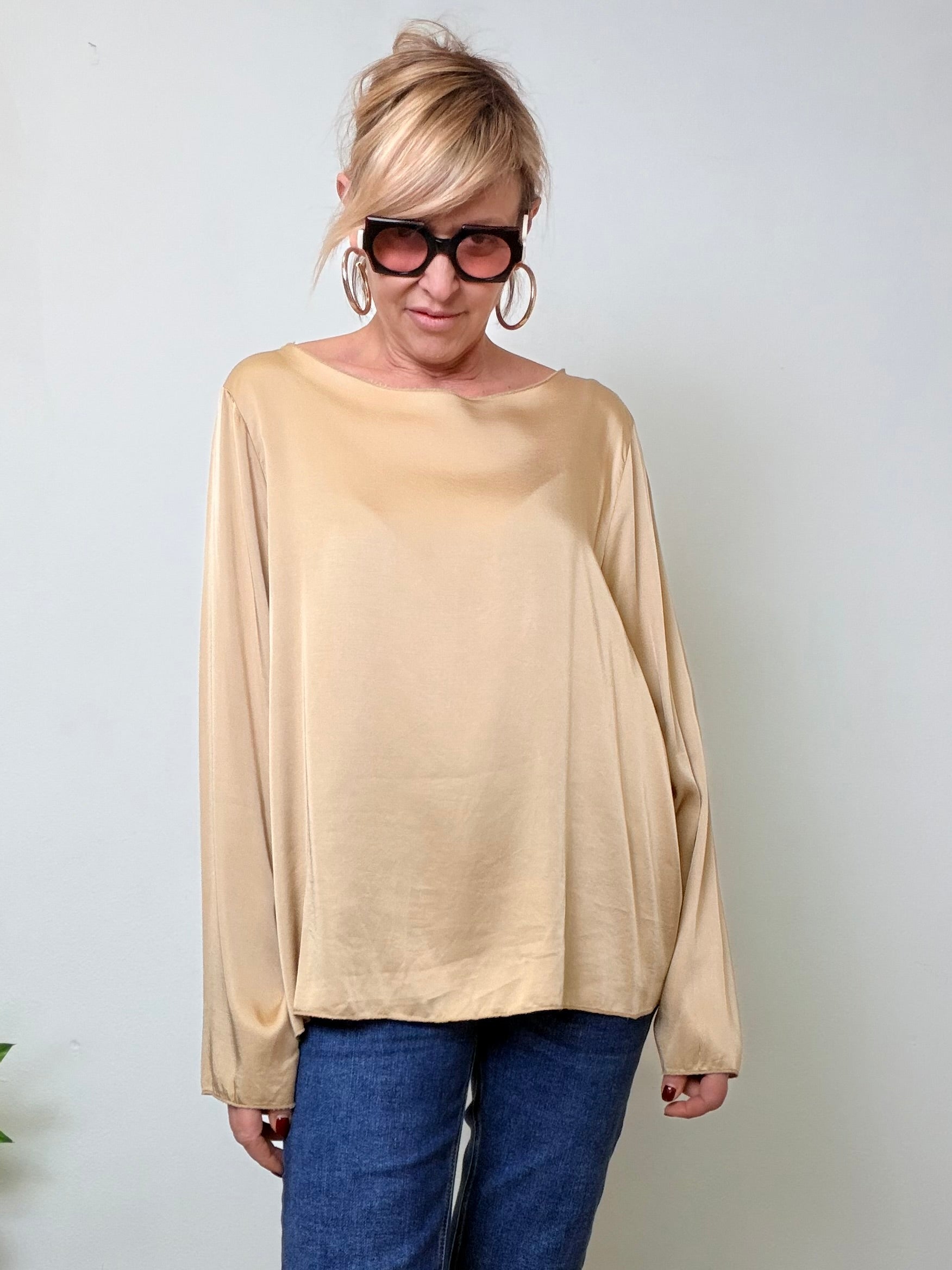 Maglia fluida in viscosa dal mood essenziale