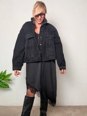 Giacca jeans nera over con borchie dal carattere deciso