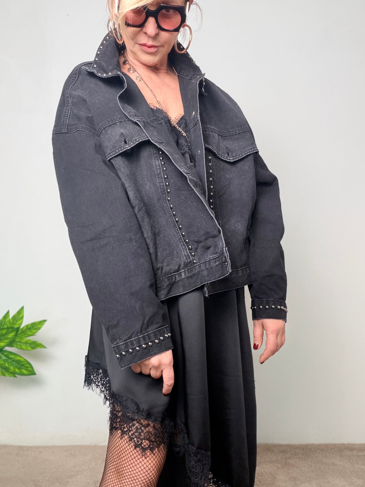 Giacca jeans nera over con borchie dal carattere deciso